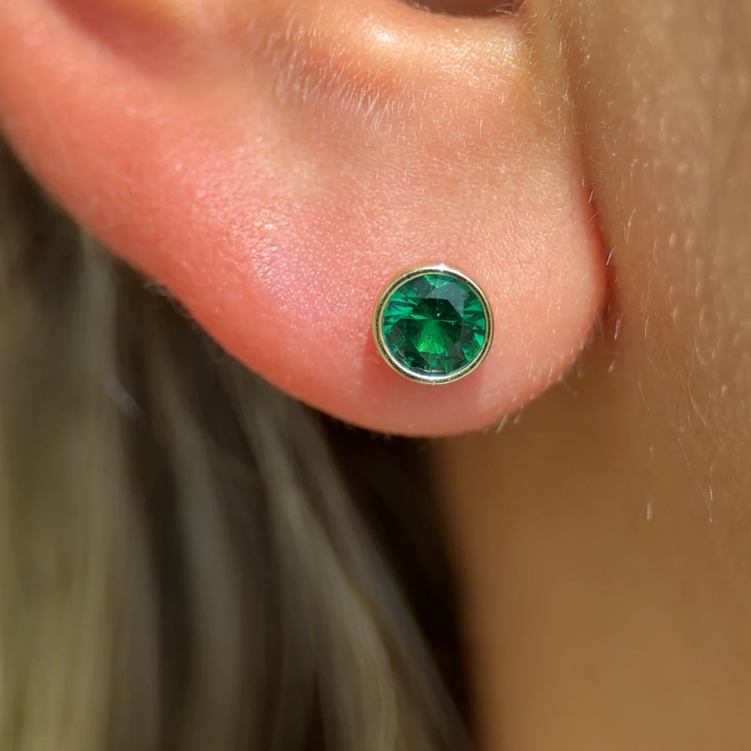 Yellow Gold Round Emerald Bezel Flat Back Earring - Image 7