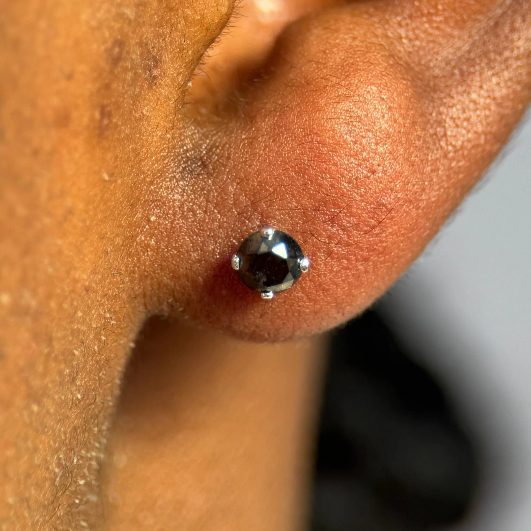 White Gold Black Diamond Flat Back Earring - Image 4
