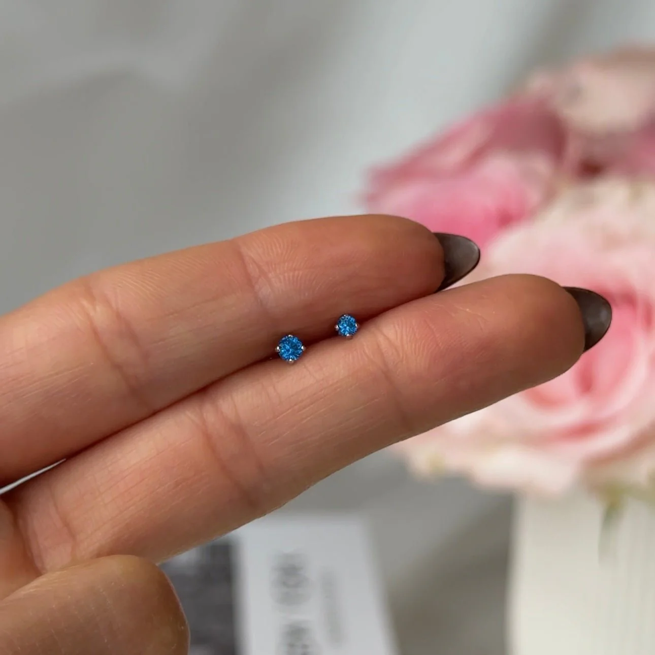 Yellow Gold Blue Topaz Flat Back Earring - Image 6
