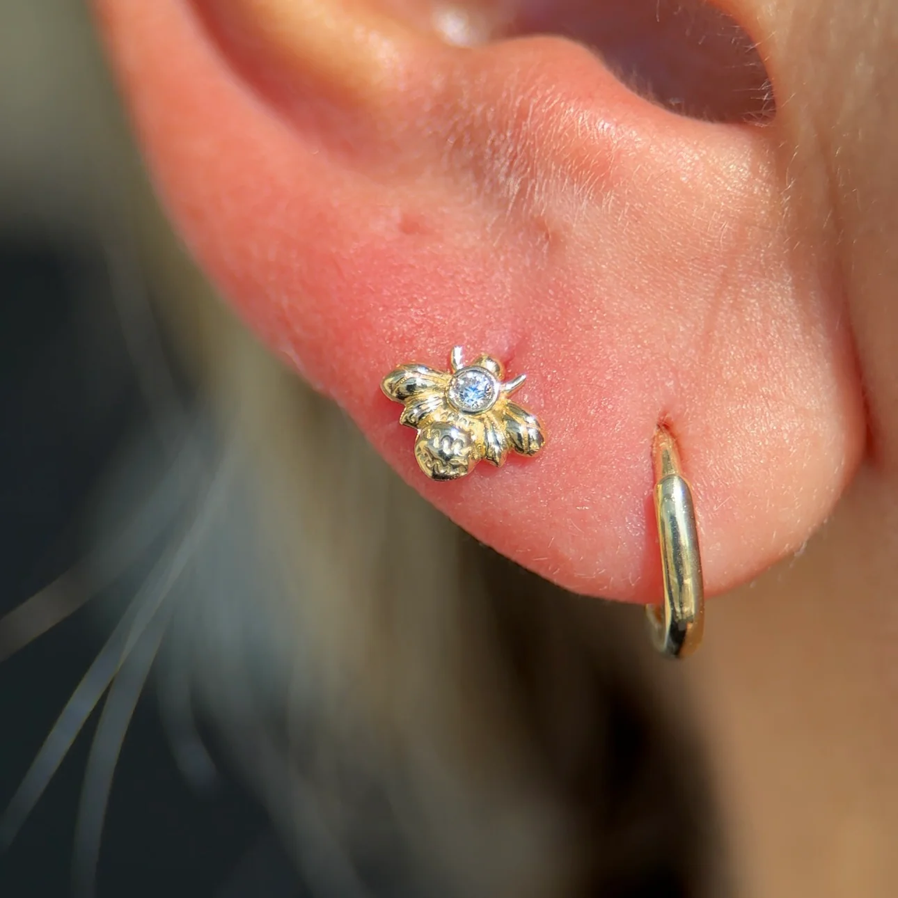 Yellow Gold Stone Bee Threaded Flat Back Stud Earring - Image 2