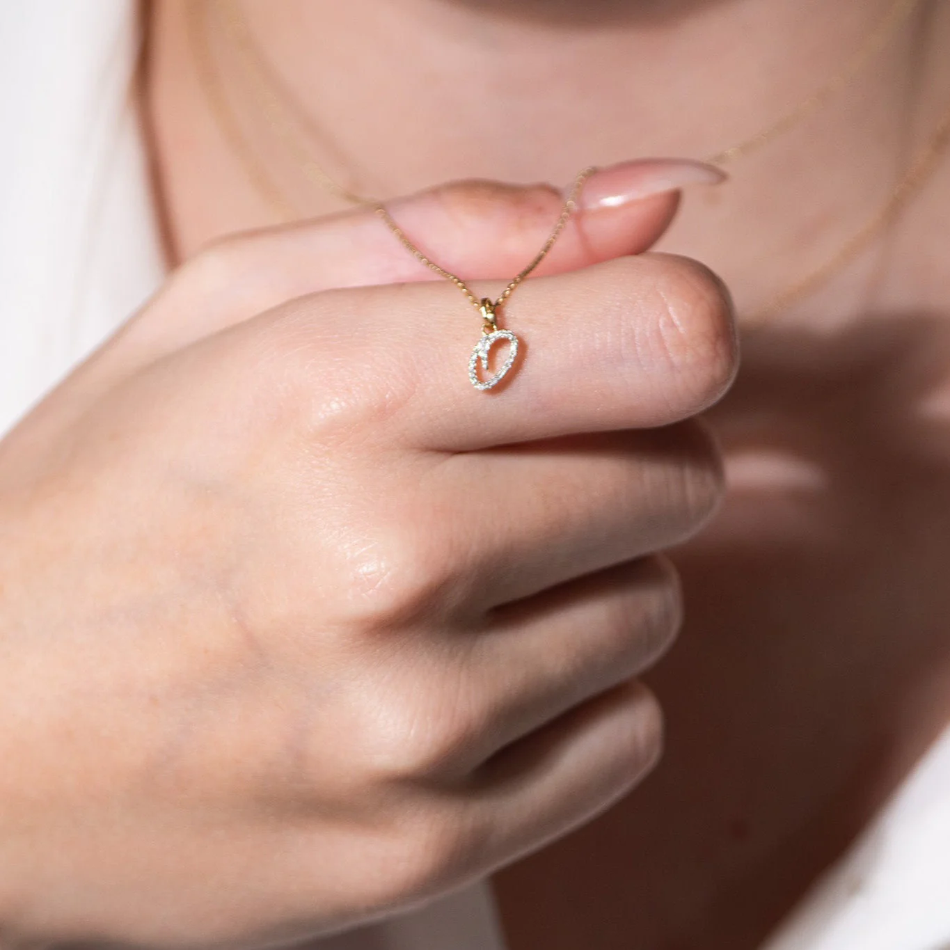 Yellow Gold Cursive Diamond Initial Necklace - Q - Image 7