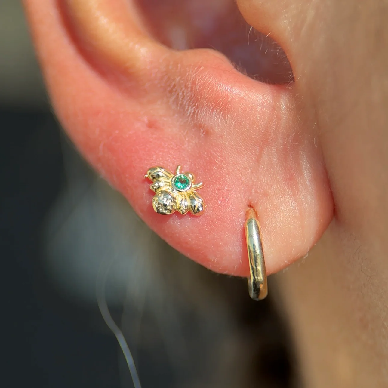 Yellow Gold Emerald Bee Flat Back Earring - Image 2