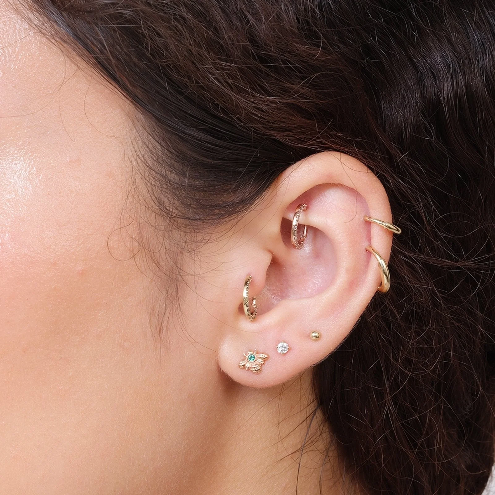 Yellow Gold Emerald Bee Flat Back Earring - Image 3