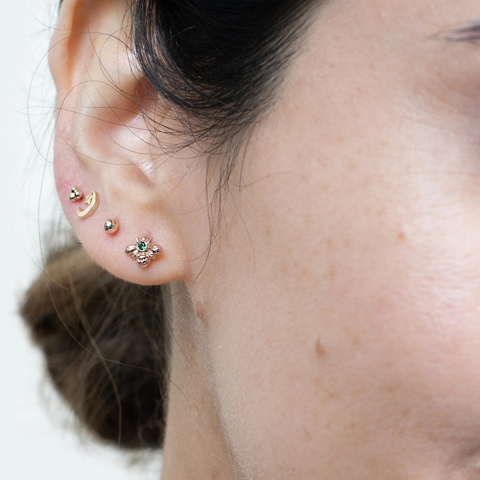Yellow Gold Emerald Bee Flat Back Earring - Image 4