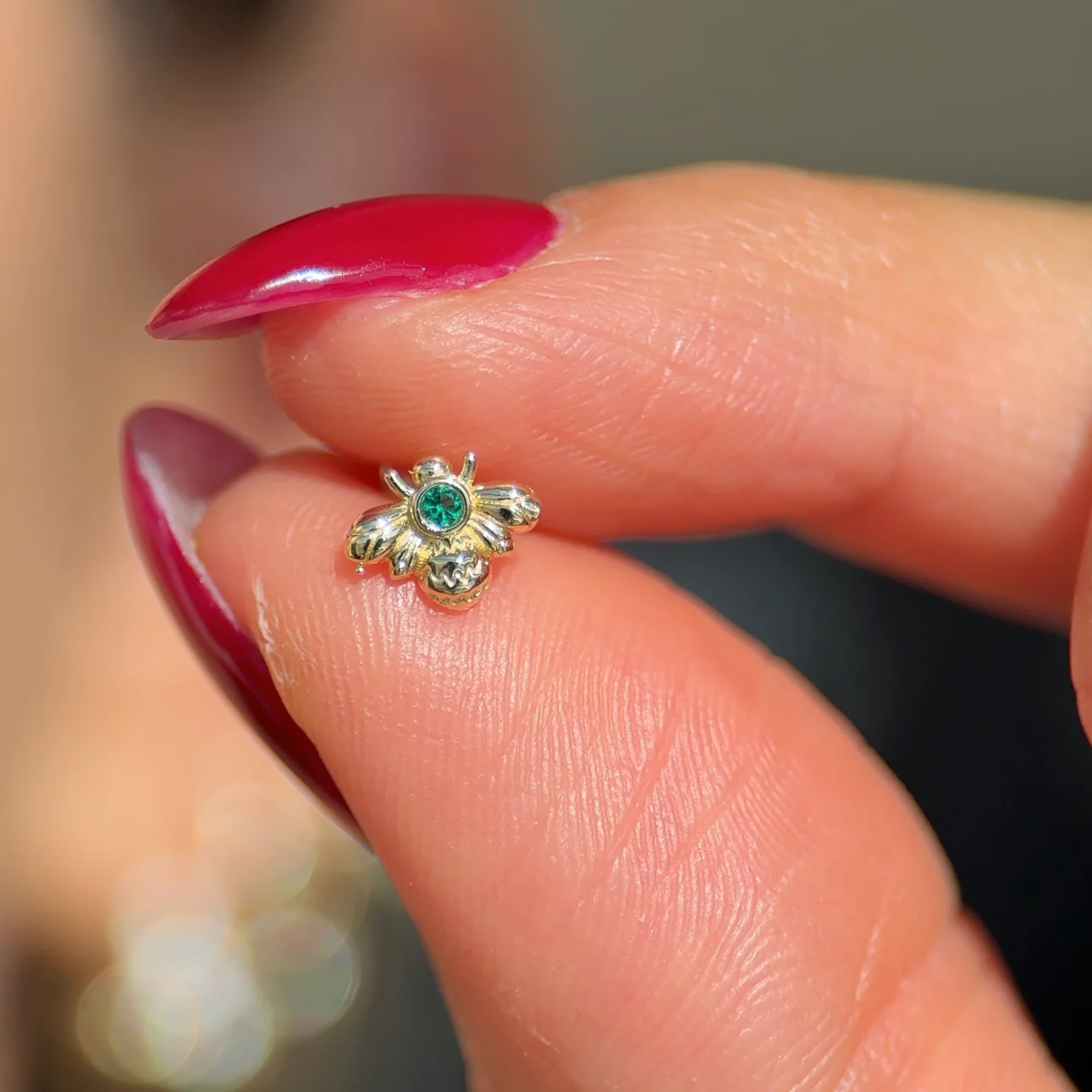 Yellow Gold Emerald Bee Flat Back Earring - Image 5