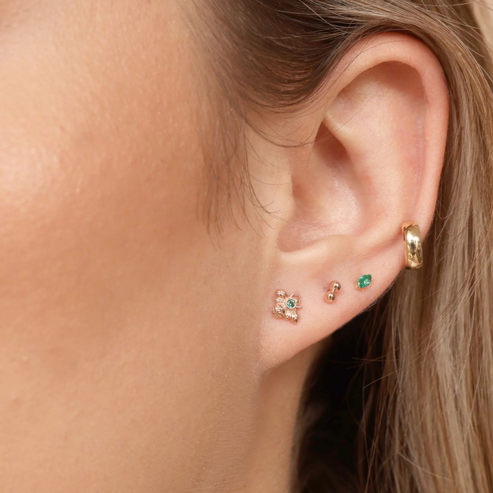 Yellow Gold Emerald Bee Flat Back Earring - Image 9