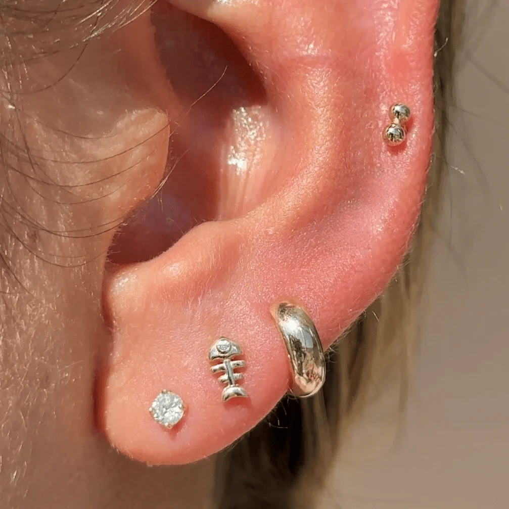 White Gold Fishbone Threaded Flat Back Earring - Image 5
