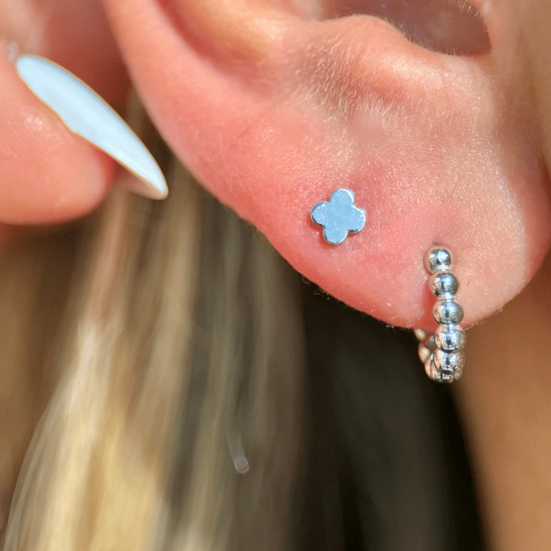 White Gold Clover Flat Back Threaded Stud Earring - Image 5
