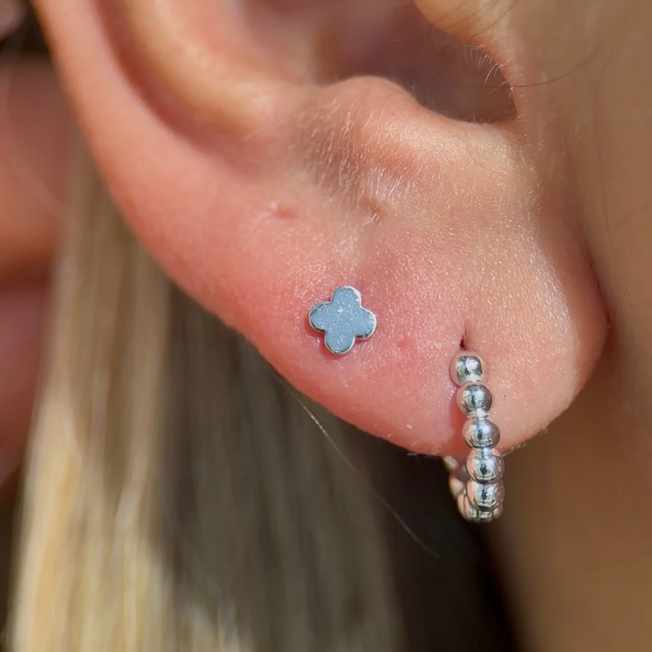 White Gold Clover Flat Back Threaded Stud Earring - Image 7