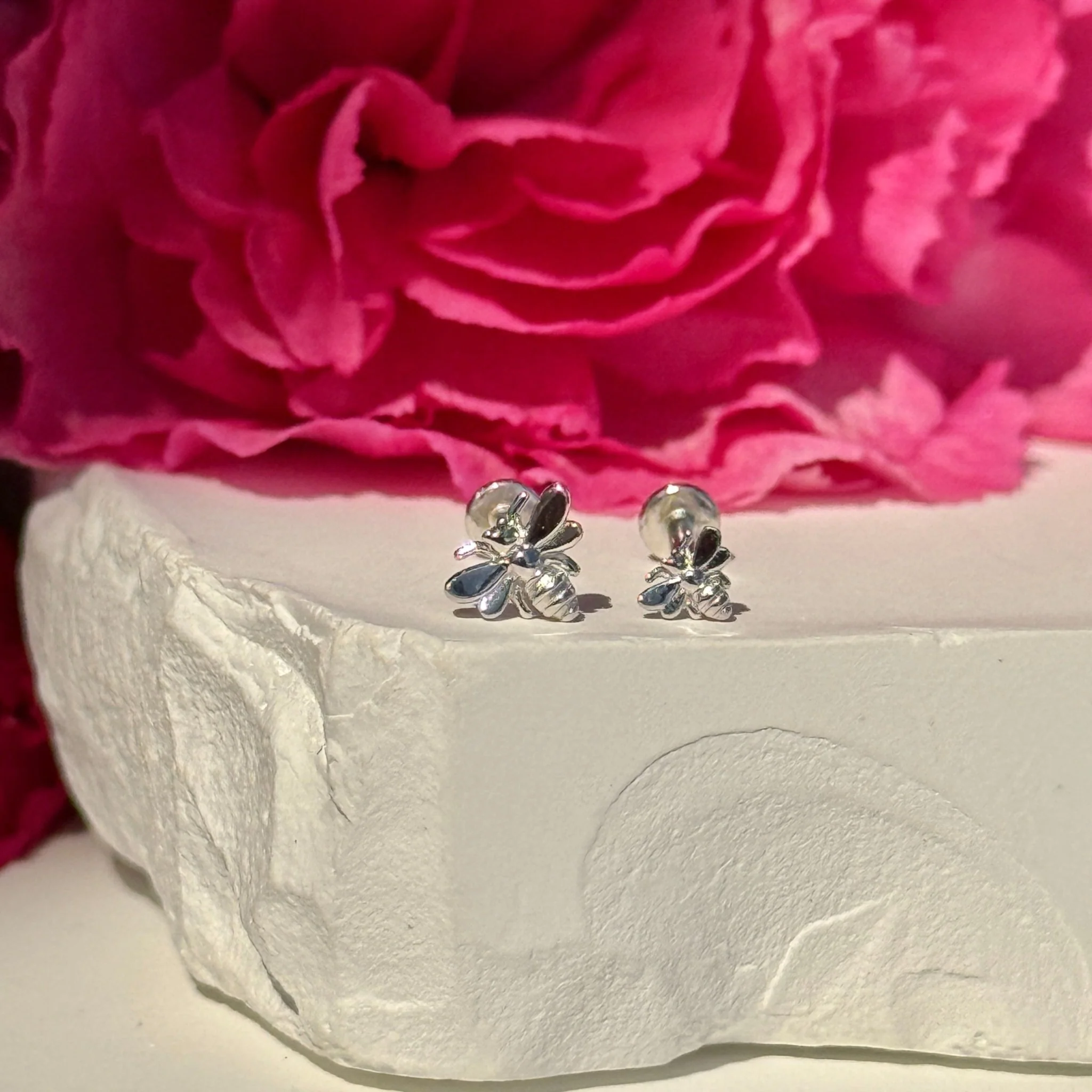 White Gold Bee Threaded Flat Back Earring - Image 3