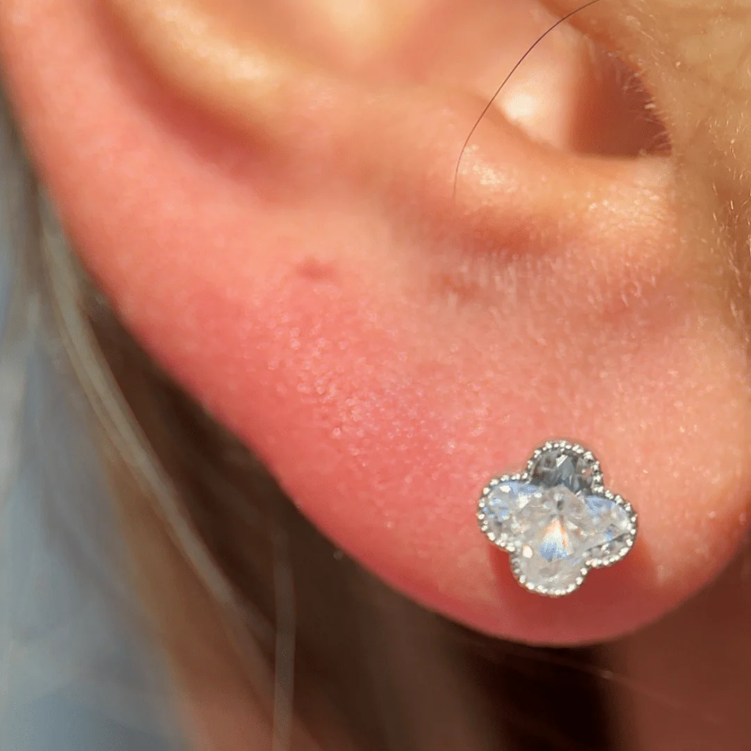 White Gold Clover Milgrain Flat Back Earring - Image 3