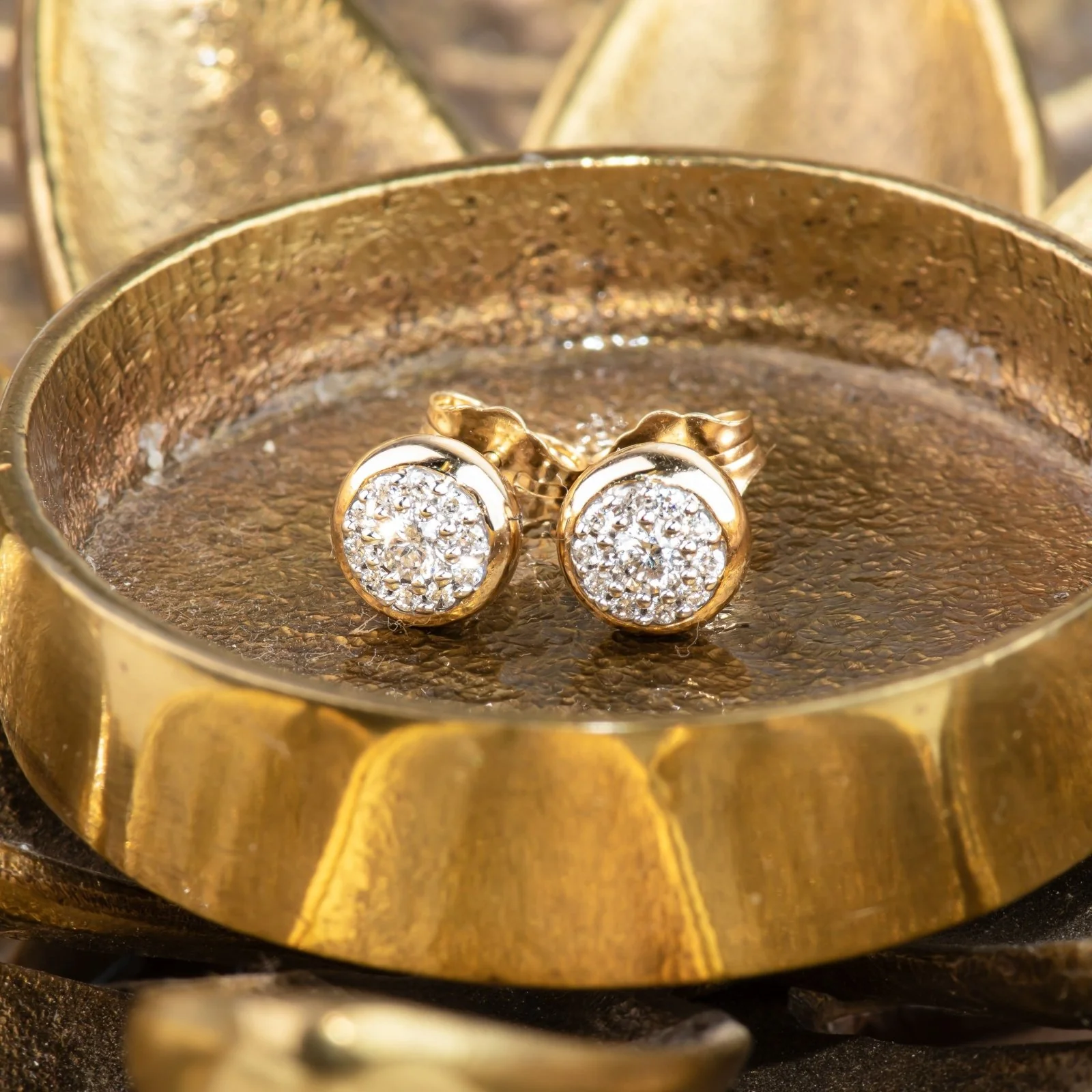 Yellow Gold Round Diamond Illusion Stud - Image 4