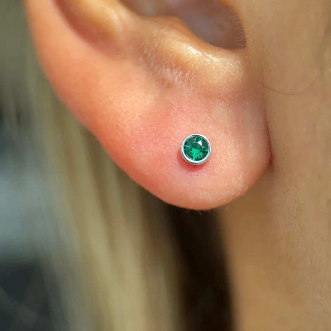 White Gold Round Emerald Bezel Flat Back Earring - Image 2
