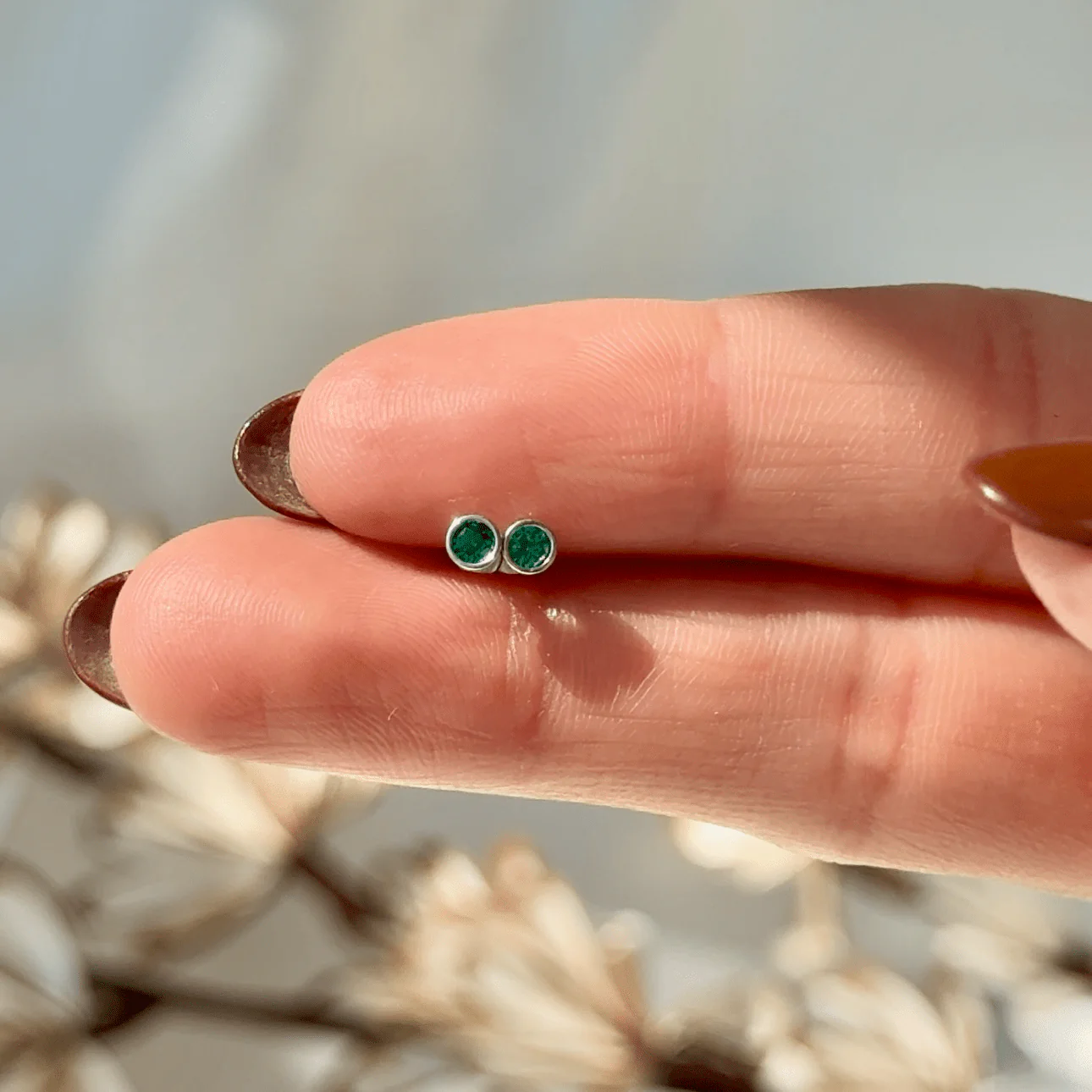 White Gold Round Emerald Bezel Flat Back Earring - Image 9