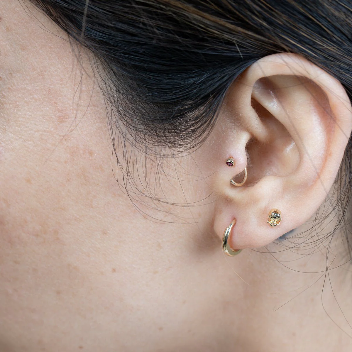 White Gold Sassy Skull Threaded Flat Back Earring - Image 4