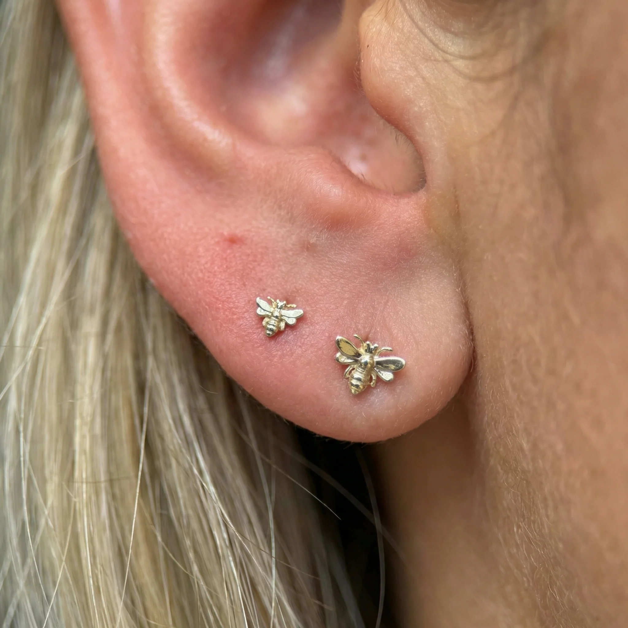 Yellow Gold Bee Flat Back Threaded Stud Stud Earring - Image 4
