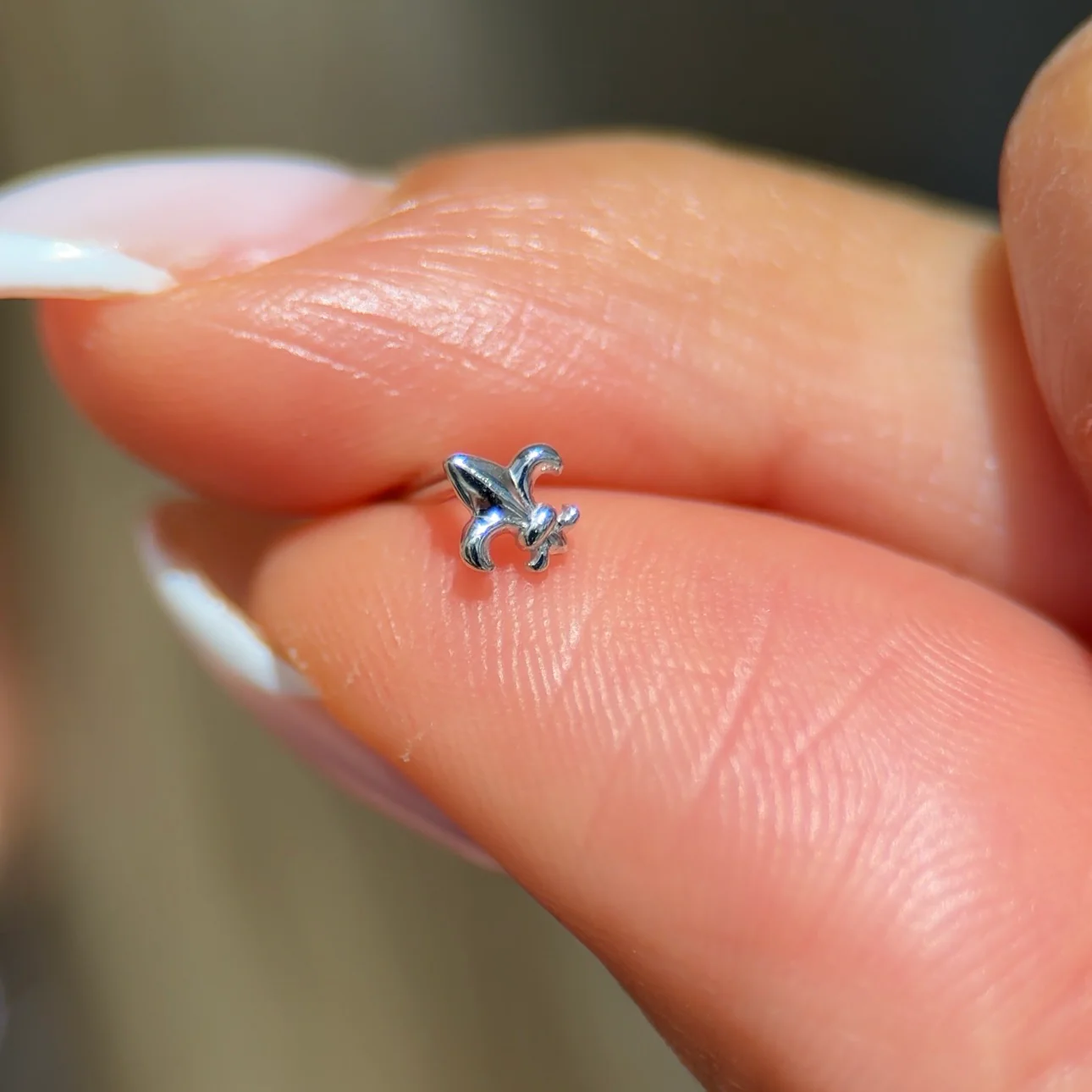 White Gold Fleur De Lis Flat Back Earring - Image 4