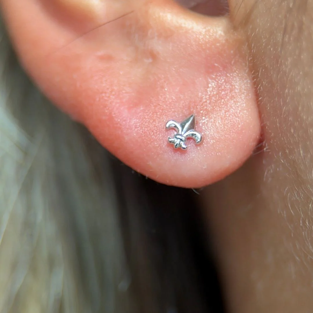 White Gold Fleur De Lis Flat Back Earring - Image 5