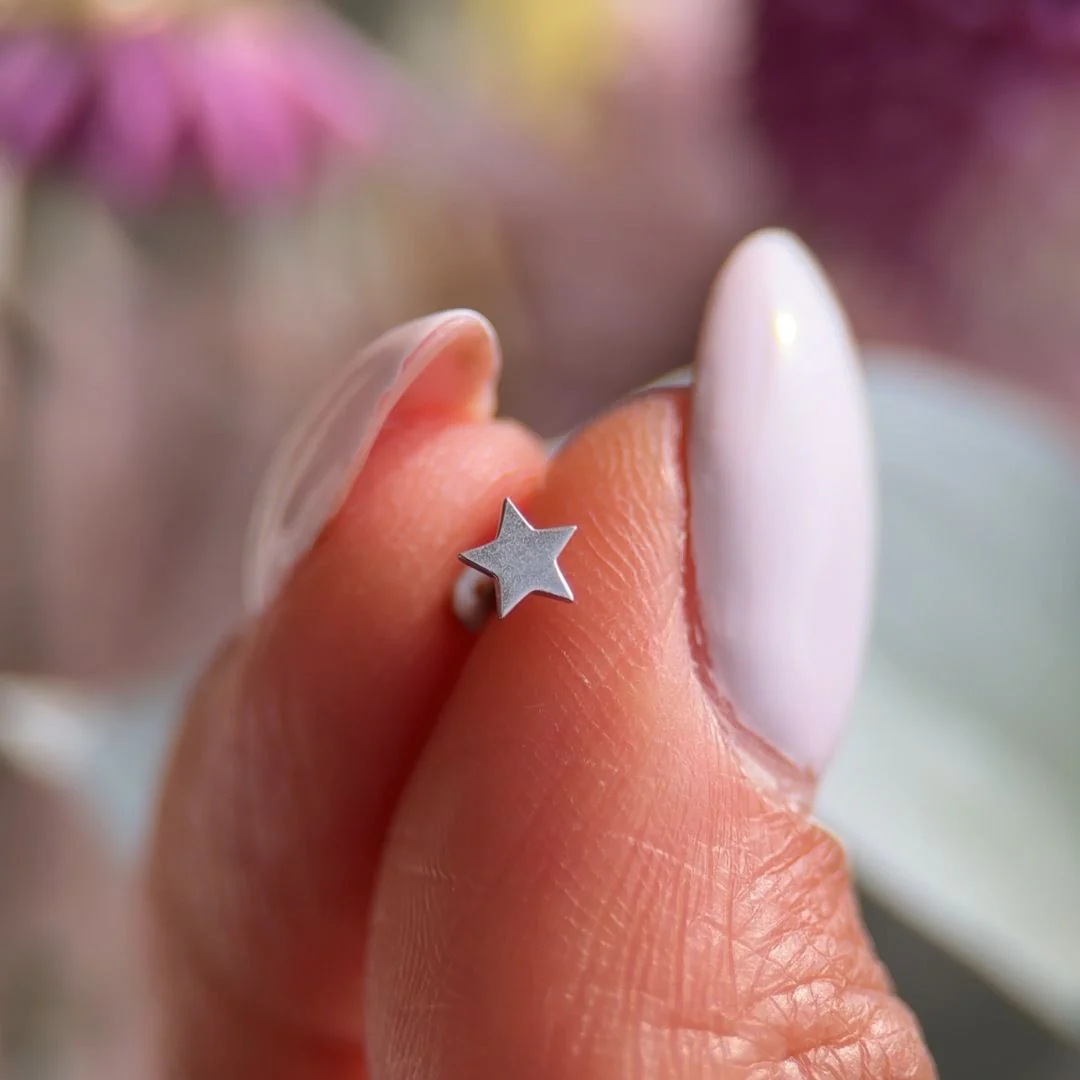 White Gold Star Threaded Flat Back Earring - Image 3